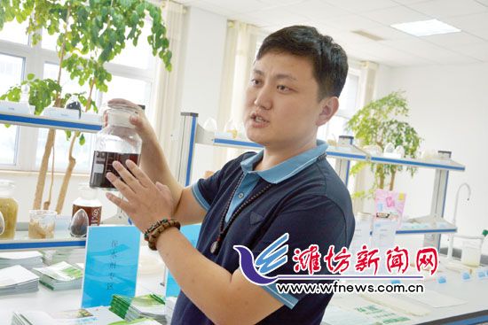 王曉凱正在介紹&ldquo;旱地寶&rdquo;的優(yōu)勢(shì)。